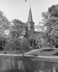 850377 Gezicht over de Stadsbuitengracht op het singelplantsoen, ter hoogte van de Geertekerk aan de overzijde, vanaf ...